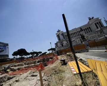 Раскопки в райорне Пьяцца Венеция. Фото AFP