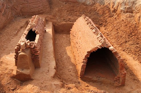 Две древних гробницы были обнаружены вьетнамскими археологами в Ханое
