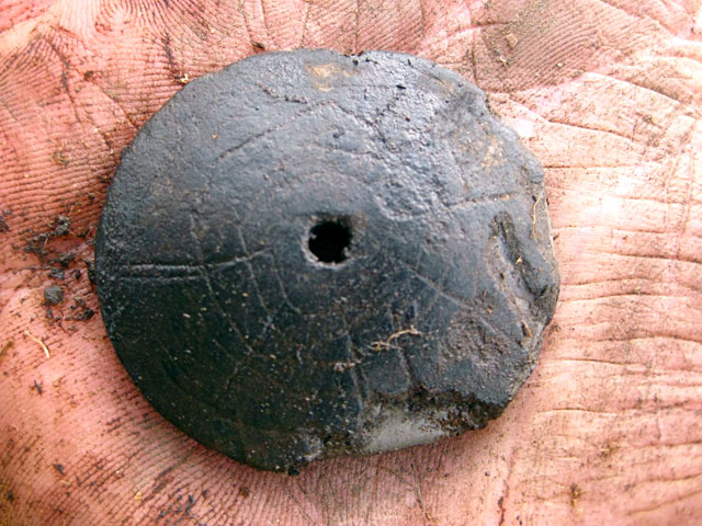 Уникальные глиняные диски с петроглифическими знаками впервые обнаружены при раскопках доисторических свайных жилищ на Аляске - первый диск археологи приняли за обыкновенный камень. Фото: uafnews.com