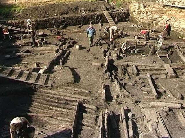 Археологи ведут раскопки средневековой улицы Пскова