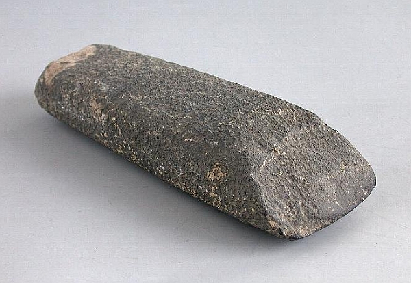 Каменный инструмент, обнаруженный в Китае (фото Brian Page Antiques)