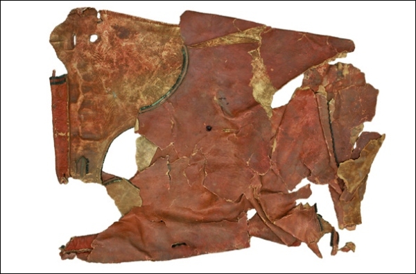 Фрагмент кожаной обшивки колесницы, которую прикрепляли гвоздями. Этот кусок имеет размеры 1 на 1,5 м
