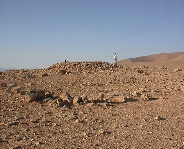 Груда камней (ступенчатое сооружение) и каменный круг (фото Роберта Мейсона)