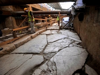 Раскопки дороги в Салониках. Фото AP Photo/Nikolas Giakoumidis