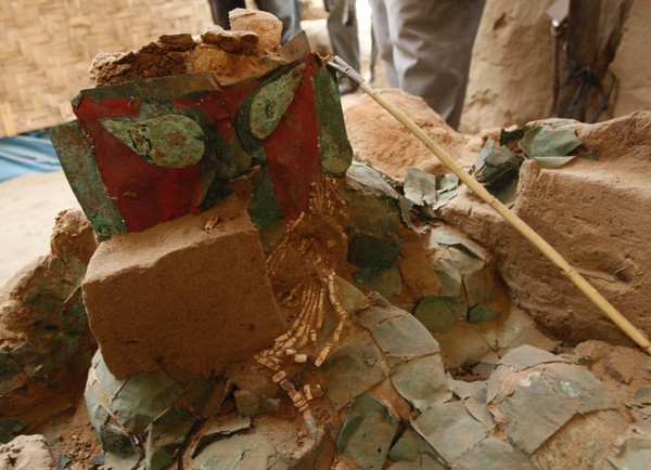 Перуанская жрица делила могилу с семью людьми и ламой | Фото: AFP