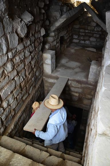 Найдена богато расписанная сапотекская гробница. Фотография Héctor Montaño, INAH