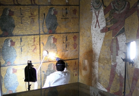 Главный специалист проекта по сохранению гробницы из Института Консервации в Гетти Невилл Агню накануне оценил состояние гробницы Тутанхамона. Фото: REUTERS