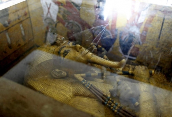Главный специалист проекта по сохранению гробницы из Института Консервации в Гетти Невилл Агню накануне оценил состояние гробницы Тутанхамона. Фото: REUTERS
