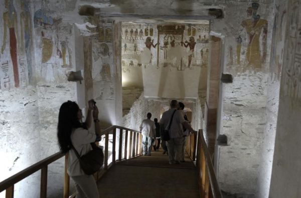 Туристы в открытой после реставрации гробнице Мернептаха. Фото: REUTERS