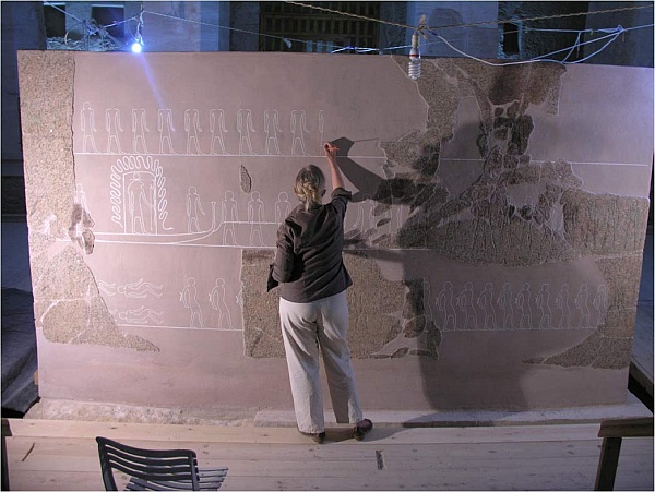 Археолог Лидия Пинч Брок реконструирует гигантский внешний саркофаг. (Фото Edwin Brock.)