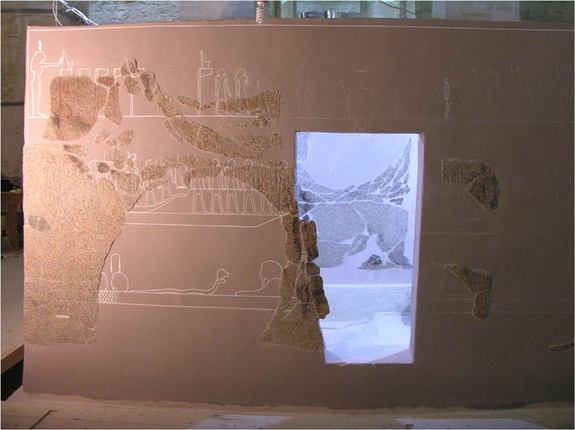 На этой сцене изображён пятый час книги «Амдуат». Солнечное божество проходит через пещеру бога Сокара. Часть саркофага оставлена открытой, чтобы доработать внутренний ящик. (Фото Edwin Brock.)