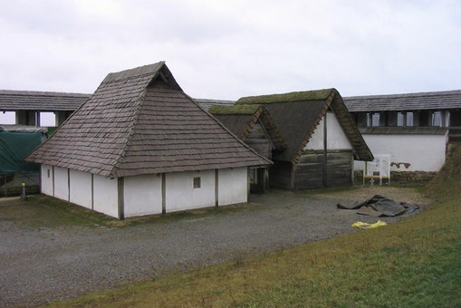 Реконструкция кельтских жилищ в Хойнебурге