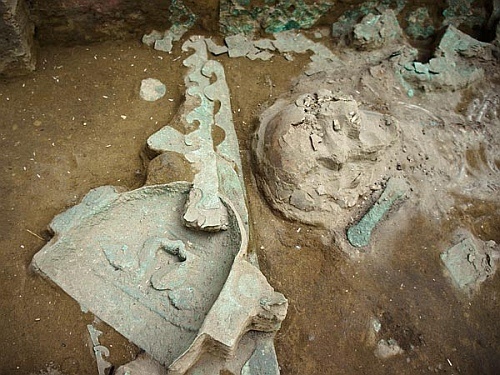Слева видны посмертная маска и бронзовые волны, украшавшие гроб. Справа — сами останки. (Фото Luis Jaime Castillo Butters.)