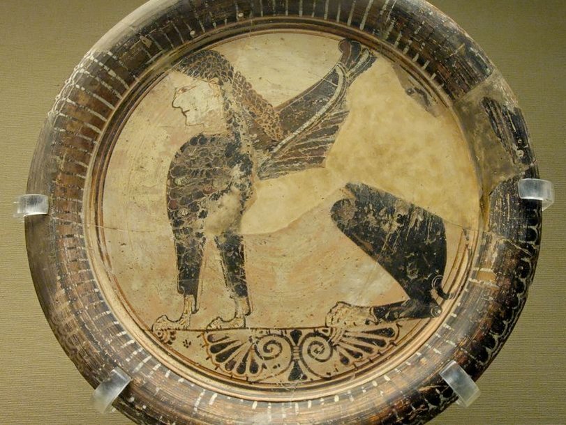 Греческая тарелка с изображением сфинкса из Навкратиса. Фото: Wikimedia Commons