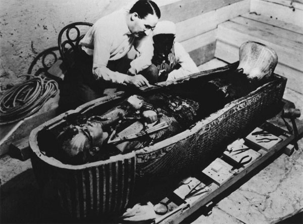 Говард Картер вскрывает саркофаг Тутанхамона