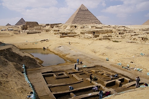 Раскопки у пирамид (фото AERA)