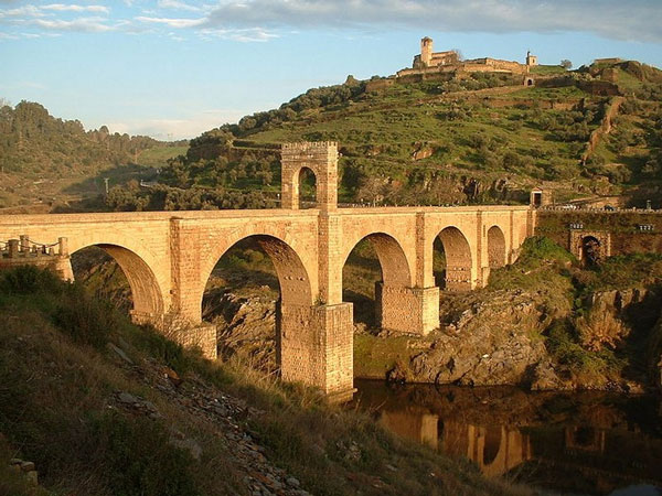 Действующий древний римский мост в Испании