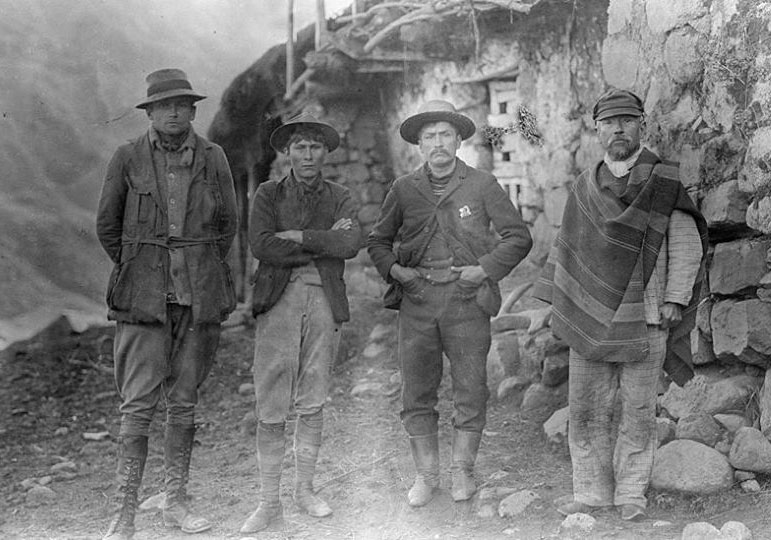 Хайрем Бингхэм (слева) и его члены команды во время повторной экспедиции в Мачу-Пикчу