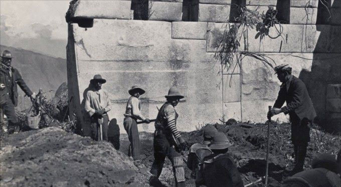 Лейтенант перуанской армии Томас Сотомайор (справа) наблюдает за археологическими раскопками. Фото 1912