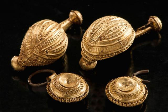 Золотые украшения, найденные в гробнице