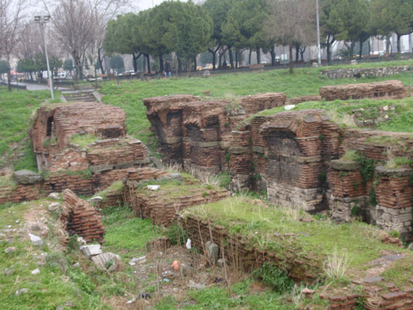 Современная фотография найденных развалин. Сейчас их окружает археологический парк (Sarachane Arkeoloji Park)