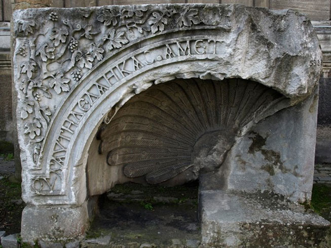 Каменный блок из церкви святого Полиевкта с фрагментом надписи