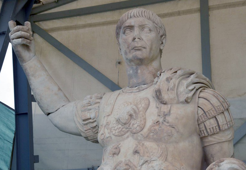Трехметровый император Траян был собран из 356 частей