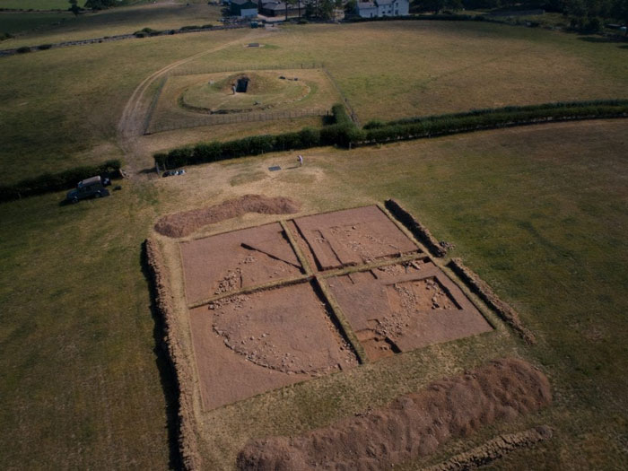 Исследователи обнаружили на британском острове Англси древнее захоронение. Место недавних раскопок. Источник: ©livescience