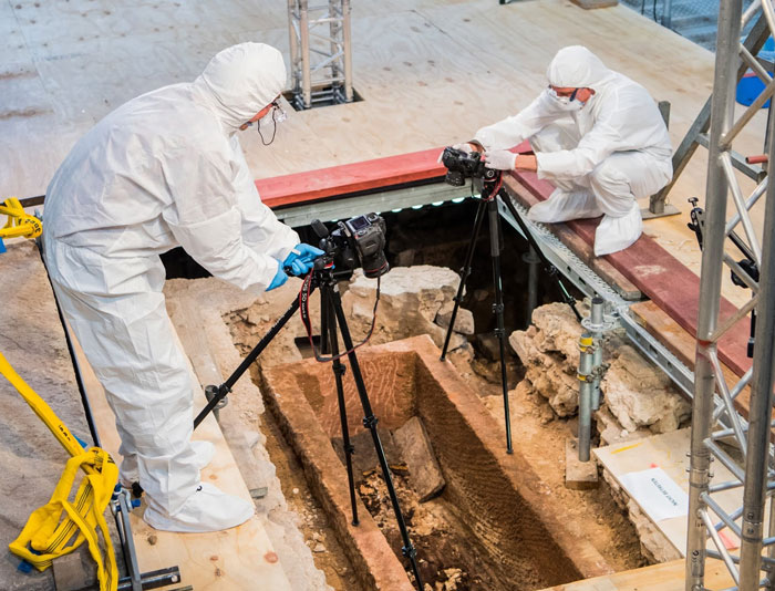 В Майнце вскрыли тысячелетний саркофаг. Источник: Andreas Arnold/AFP