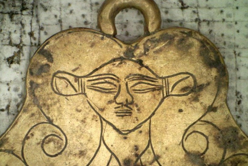 Золотой кулон с изображением головы Хатор. Greek Culture Ministry