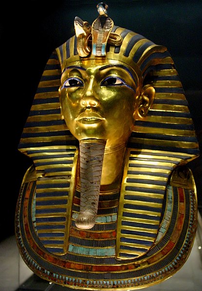 Маска мумии Тутанхамона (Источник: https://en.wikipedia.org/wiki/Uraeus#/media/File:Mask_of_Tutankhamun_2003-12-07.jpg Лицензия: This file is licensed under the Creative Commons Attribution-Share Alike 3.0 Unported license.)