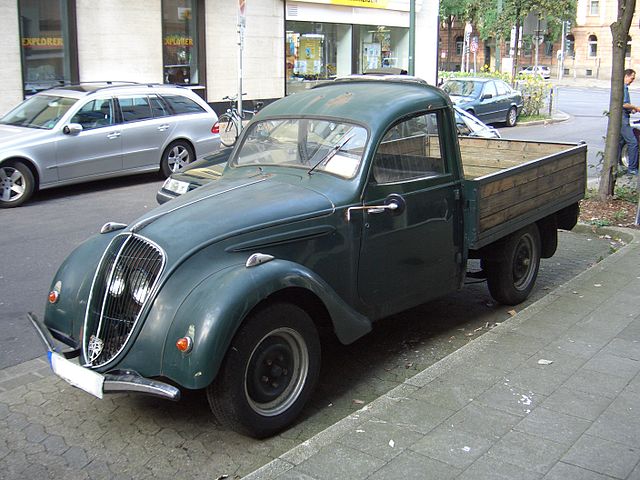      () (: https://ru.wikipedia.org/wiki/_()#/media/:Peugeot_202_Pickup_1938-1940_frontleft_2008-08-06_U.jpg : This file is licensed under the Creative Commons Attribution-Share Alike 3.0 Unported license.)