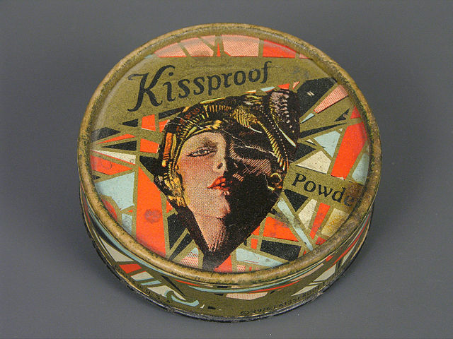  Kissproof. 1926 ,  -   (https://en.wikipedia.org/wiki/Cosmetics#/media/File:Kissproof.JPG)