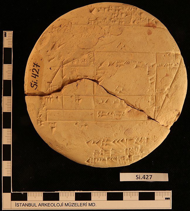 Вавилонская глиняная табличка из города Сиппара (1900-1600 гг. до н.э.), один из древнейших математических артефактов: https://en.wikipedia.org/wiki/Si.427#/media/File:Si427o.jpg