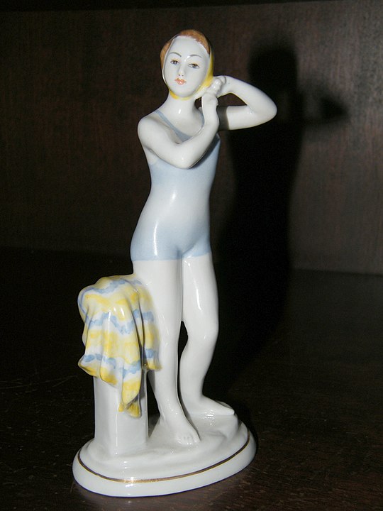   ,     XX : https://ru.wikipedia.org/wiki/__#/media/:Figurine-girl_after_bathing._The_Leningrad_porcelain_factory._The_Soviet_porcelain.1960_th_years-.JPG