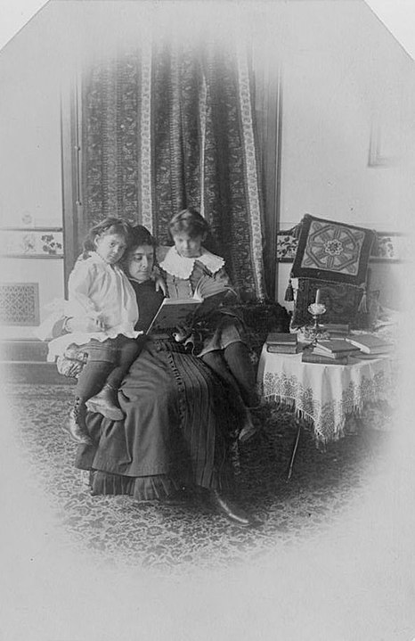           (1885 .): https://en.wikipedia.org/wiki/Governess#/media/File:Marian_Hubbard_Daisy_Bell_and_Elsie_May_Bell_with_governess.jpg
