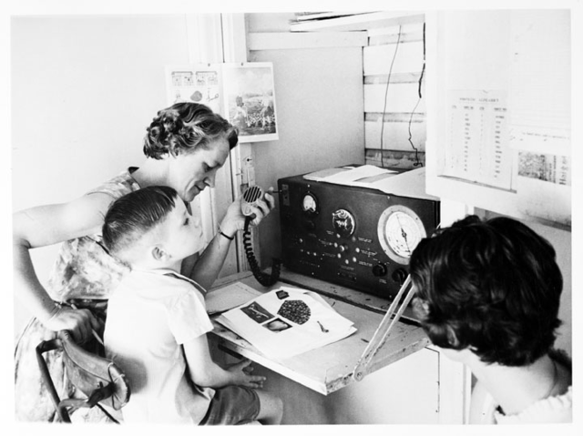           ( , , 60-  20 ): https://ru.wikipedia.org/wiki/_#/media/:Queensland_State_Archives_2986_A_School_of_the_Air_primary_student_in_regional_Queensland_takes_class_via_two_way_radio_c_1960.png