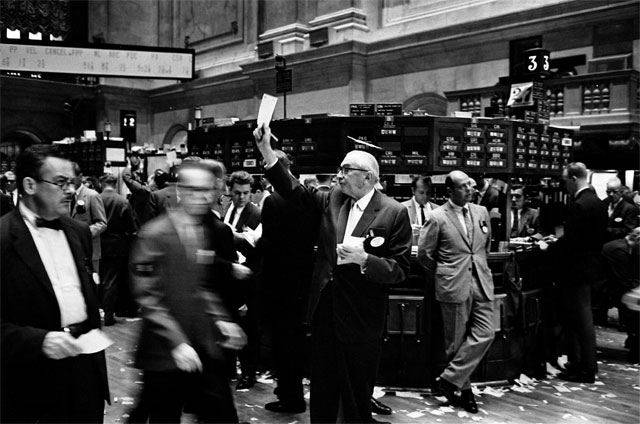 https://upload.wikimedia.org/wikipedia/commons/e/ea/NY_stock_exchange_traders_floor_LC-U9-10548-6.jpg
