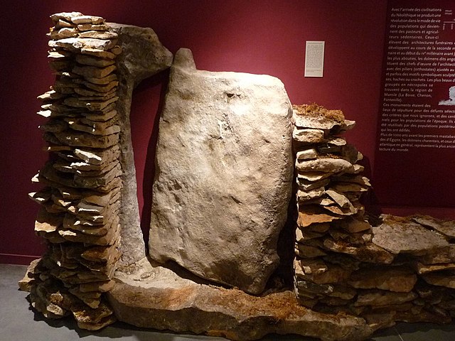 Каменная дверь в мегалитической постройке. Музей Ангулема, Франция (Источник:  https://de.wikipedia.org/wiki/Tur#/media/Datei:Ang_mus_dolmen2.JPG)