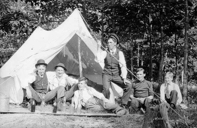 Группа мужчин в кемпинге на озере Маскока, Онтарио. Фотография сделана примерно в 1907 канадским фотографом Ф. У. Миклтуэйтом: https://upload.wikimedia.org/wikipedia/commons/4/49/Unidentified_group_of_men_camping.jpg