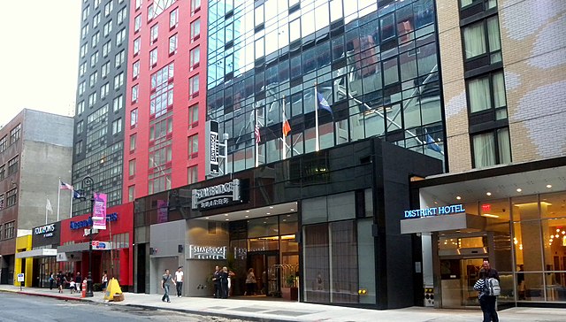 Апартамент-отель из сети “Стейбридж Сьютс” в Нью-Йорке: https://en.wikipedia.org/wiki/Staybridge_Suites#/media/File:W40th_hotel_row_jeh.jpg