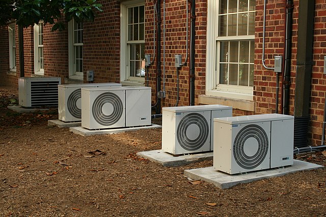 Конденсаторные установки системы кондиционирования, размещенные вне здания: https://en.wikipedia.org/wiki/Air_conditioning#/media/File:2008-07-11_Air_conditioners_at_UNC-CH.jpg
