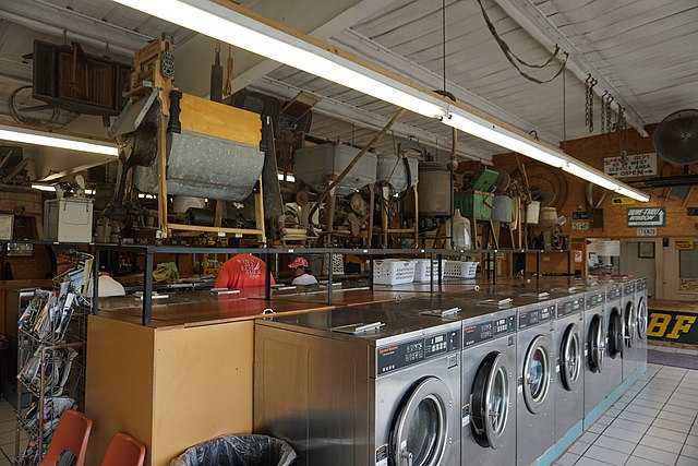 Музей стиральной машины в Техасе (на фото видны как механические, так и электрические экземпляры): https://en.wikipedia.org/wiki/Washing_machine#/media/File:Mineral_Wells_May_2017_22_(The_Laumdronat_and_Washing_Machine_Museum_interior).jpg
