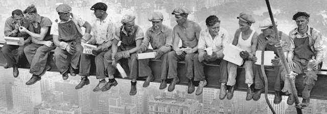 Восьмиклинка была популярна в начале двадцатого века среди рабочего класса - как среди взрослых мужчин, так и среди мальчишек. На знаменитой фотографии “Обед на вершине небоскреба” (1932 год) большинство рабочих в кепках-восьмиклинках: https://en.wikipedia.org/wiki/Newsboy_cap#/media/File:Lunch_atop_a_Skyscraper_-_Charles_Clyde_Ebbets_(cropped).jpg