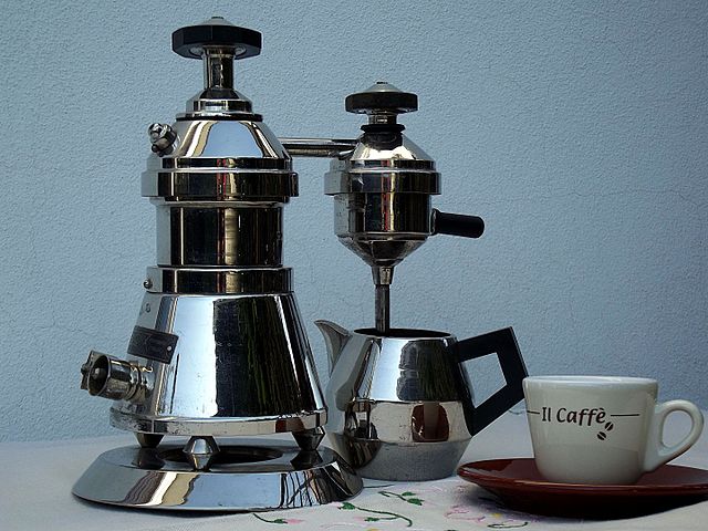 Электрическая капельная кофеварка: https://ru.wikipedia.org/wiki/Кофеварка#/media/Файл:Macchina_caffe_elettrica_esterno.jpg