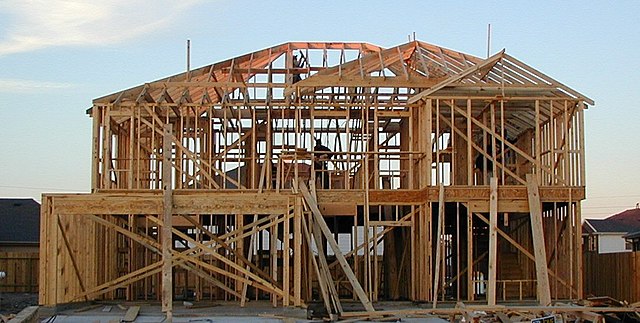 Деревянный каркас двухэтажного дома (Техас, США): https://ru.wikipedia.org/wiki/Каркасный_дом#/media/Файл:Wood-framed_house.jpg