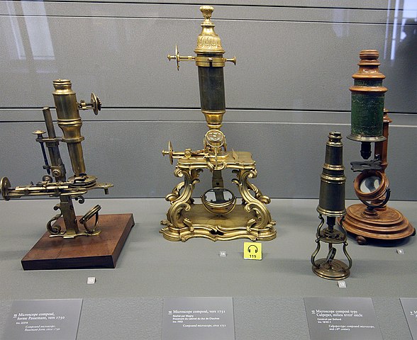 Микроскопы XVIII века из Музея искусств и ремесел в Париже (Франция): https://ru.wikipedia.org/wiki/Микроскоп#/media/Файл:Old-microscopes.jpg
