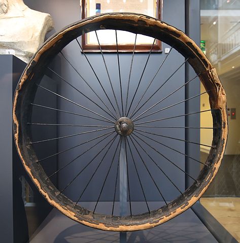 Велосипедная шина Данлопа 1887 года (Национальный музей Шотландии, Эдинбург): https://ru.wikipedia.org/wiki/Автомобильная_шина#/media/Файл:Dunlop_first_pneumatic_bicycle_tyre.JPG