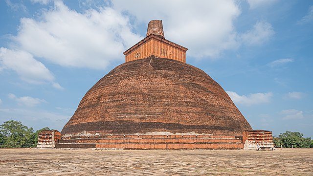 Ступа Джетаванарамайя, одно из самых крупных кирпичных строений в мире (Анурадхапура, Шри-Ланка, IX в.): https://en.wikipedia.org/wiki/Brick#/media/File:SL_Anuradhapura_asv2020-01_img24_Jetavanaramaya_Stupa.jpg