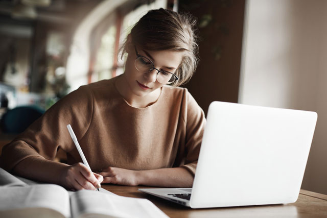 https://ru.freepik.com/free-photo/hardworking-focused-woman-in-trendy-glasses-concentrating-on-writing-essay-sitting-in-cozy-cafe-near-laptop-working-and-making-notes-carefully_13516569.htm#query=%D1%8D%D1%81%D1%81%D0%B5&position=0&from_view=search&track=sph
